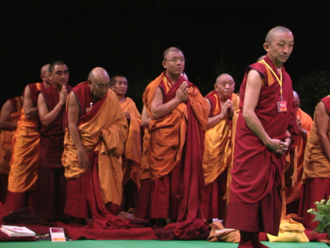 Monaci in attesa degli insegnamenti di Sua Santità il Dalai Lama