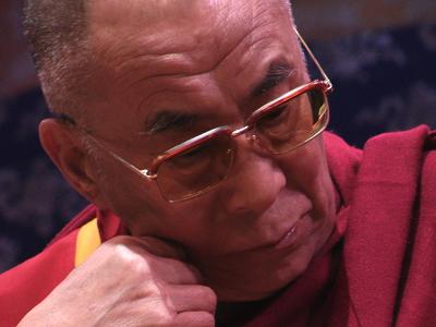 Sua Santità il Dalai Lama che ascolta