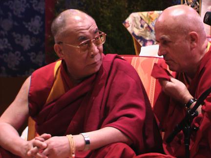 Sua Santità il Dalai Lama sì consulta col traduttore