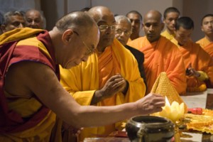 Sua Santità il Dalai Lama fa offerte al Mulagandhakuti Vihara Temple SARNATH 13.01.09