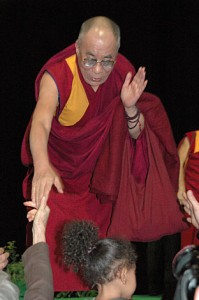 Sua Santità il Dalai Lama stringe la mano e saluta i partecipanti della conferenza  