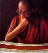 Sua Santità il Dalai Lama mentre studia antichi testi Buddhisti