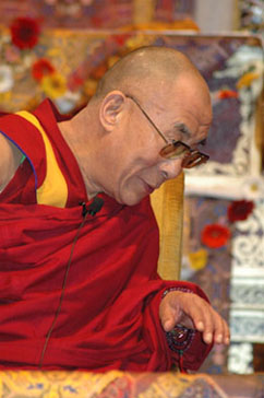Sua Santità il Dalai Lama: “Lama Tzong Khapa dice che quando la nostra contemplazione dell’impermanenza diviene molto ferma e stabile, tutto ciò in cui ci imbattiamo ci insegnerà l’impermanenza”.