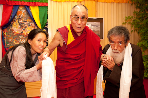 Sua Santità il Dalai Lama con gli ex prigionieri politici tibetani Phuntsok Nydron e Takna Jigme Sangpo 