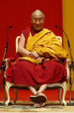 Su Santità il Dalai Lama: \"Se dovessimo accettare che i fenomeni non sono generati in base ad un rapporto di cause – condizioni, non potremmo comprendere come effettivamente esiste la realtà. Se dovesse esistere un’origine senza una sua causa, allora non saremmo in grado di spiegarci molti fenomeni\". 