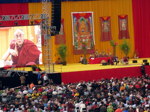 Sua Santità il Dalai Lama: "le emozioni distruttive, come l'odio, l'estrema invidia e gelosia e le loro emozioni accessorie non solo distruggono la pace della mente, ma sono nocive per la salute fisica".