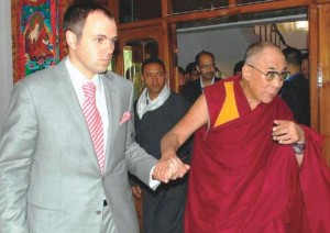 Il Primo Ministro dello Stato di Jammu e Kashmir Omar Abdullah col suo governo è venuto ad accogliere Sua Santità il Dalai Lama all’aeroporto di Leh.