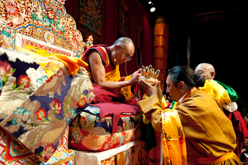 Sua Santità il Dalai Lama riceve l\'offerta del Mandala da Namkha Rinpoche nel corso degli insegnamenti di Losanna