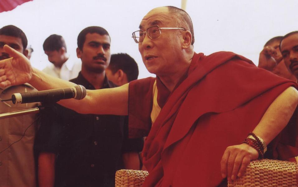 Sua Santità il Dalai Lama: “Finché si è tibetani e si mangia tzampa (il classico cibo tibetano fatto di farina d’orzo tostata) si ha la responsabilità di tener viva la questione tibetana. Levate pure in alto le bandiere del Tibet e mantenete alta la vostra dignità di tibetani, mantenendo così in alto la religione Buddhista”.  