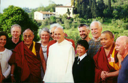 Sua Santità il Dalai Lama all'Istituto Lama Tzongkapa di Pomaia PI, al centro con l'abito bianco Padre Laurence Freeman ed a destra il Ven. ghesce Tenzin Tenphel