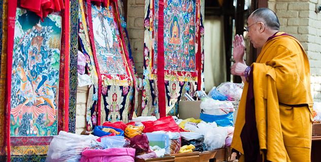 Sua Santità il Dalai Lama benedice le tangke o effigie religiose in occasione del suo insegnamento il 28 febbraio 2010 a Dharamsala