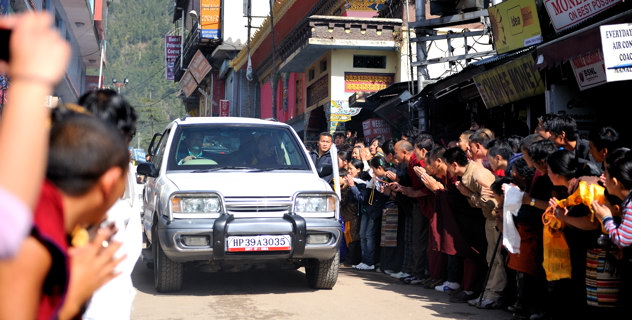 L'enorme devozione della comunità tibetana di Dharamsala è espresso nel caldo benvenuto al proprio leader spirituale Sua Santità il Dalai Lama appena di ritorno dal suo viaggio negli USA dove ha incontrato il Presidente Obama.