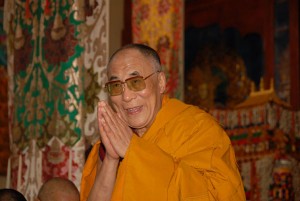 Sua Santità il Dalai Lama: “Quando ci si troverà di fronte ad una situazione in cui si genera compassione, invece di acquisire maggior distacco dall’oggetto di tale sentimento, il coinvolgimento sarà più profondo e pieno”.