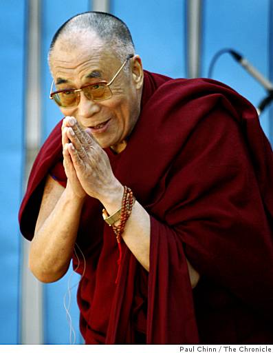 Sua Santità il Dalai Lama: Penso che una peculiarità del buddismo sia quella di cercare di trasformare le emozioni attraverso l'intelligenza ed il ragionamento. 