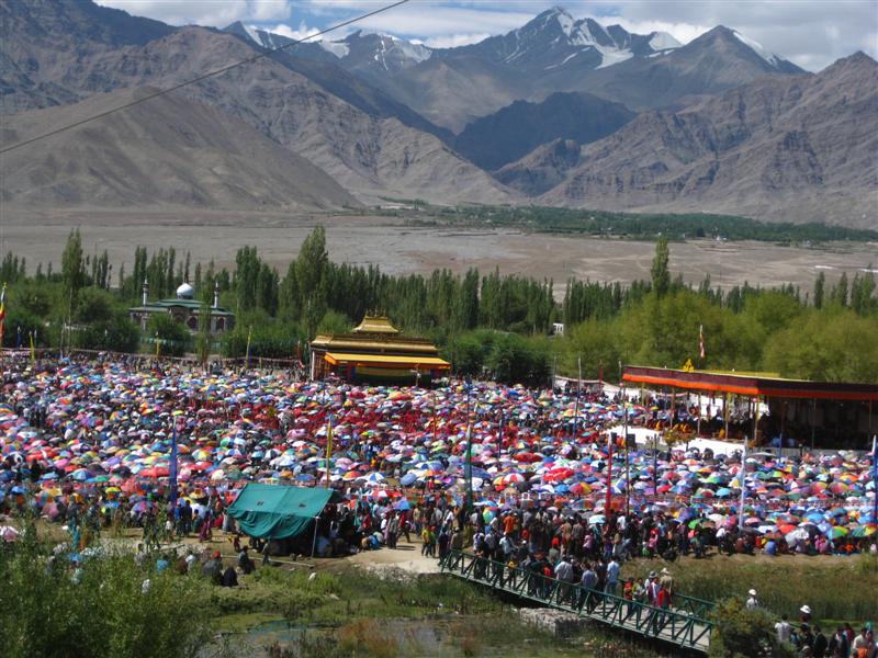 Migliaia di tibetani e ladaki accorrono agli insegnamenti di Sua Santità il XIV Dalai Lama a Choklamsar, vicino a Leh in Ladakh.