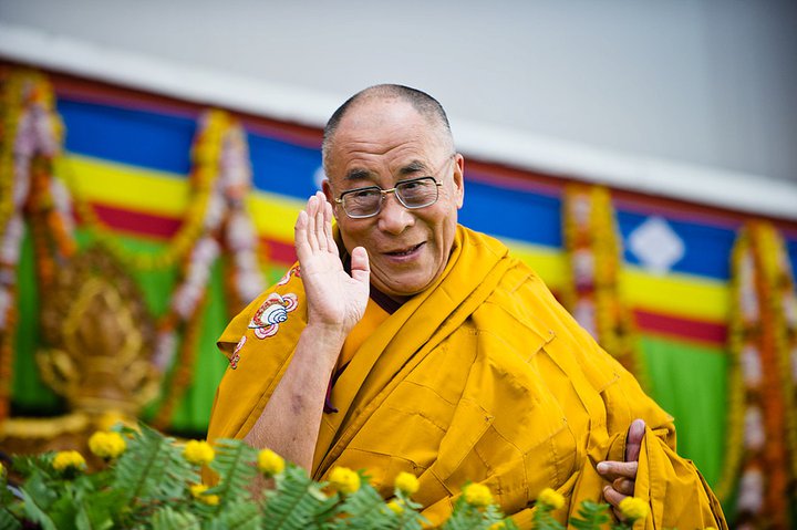 Sua Santità il Dalai Lama saluta sorridente le decine di migliaia di monaci e fedeli venuti da tutto il mondo per ascoltare i suoi insegnamenti a Sarnath - Varanasi, India. 