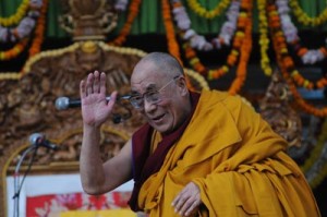 Sua santità il Dalai Lama: Quando il monaco è venuto a trovarmi e gli ho chiesto: “Sei stato per cinque anni in montagna come un eremita. Hai effettivamente meditato? Che pratiche hai fatto? Mi rispose: “Ho praticato l'amore”. Mentre mi rispondeva ho visto che i suoi occhi erano come inumiditi. Ho visto che aveva uno sguardo speciale. Mi ha commosso.
