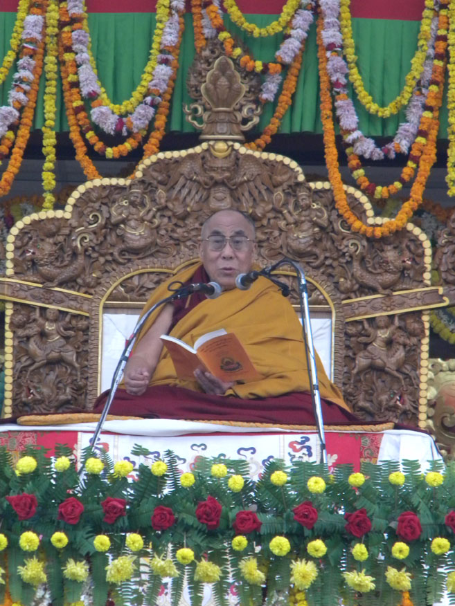 Sua Santità il Dalai Lama a Sarnath India il pomeriggio del 12 gennaio 2011 (primo giorno) mentre impartisce i suoi preziosi Insegnamenti di su “Gli stadi intermedi di meditazione” di Acharya Kamalashila e “La via del Bodhisattva” o Bodhisattvacharyavatara di Shantideva.