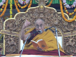 Sua Santità il Dalai Lama: Vivere in solitudine, non tanto dal punto di vista fisico: ma solitudine intesa come non aver tanti pensieri, senza tante preoccupazioni.  Un buon modo per contenere l’ego e l’eccessivo attaccamento è meditare sugli svantaggi del corpo fisico. In solitudine, il corpo e la mente non vengono abbandonati dalle distrazioni.