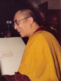 Sua Santità il Dalai Lama: Al fine di raggiungere l'illuminazione per il bene degli esseri senzienti, dovremmo essere felici e disposti a trascorrere innumerevoli eoni nei più bassi inferni. Questo è ciò che s’intende prendere su noi stessi le sventure che affliggono gli altri.