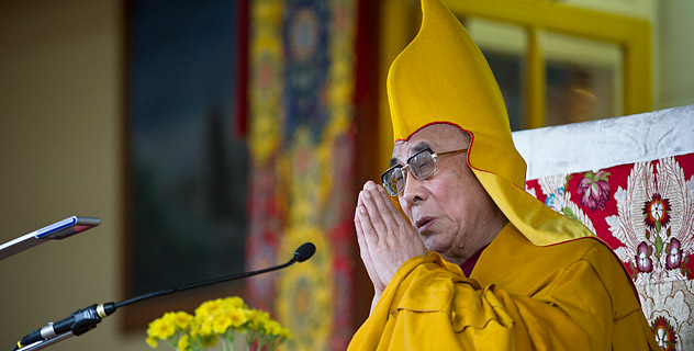 Sua Santità il Dalai Lama: "Nel Buddhismo ci occupiamo proprio delle basi della realtà, abbiamo perciò una comprensione filosofica, da ciò scaturisce la pratica".. 