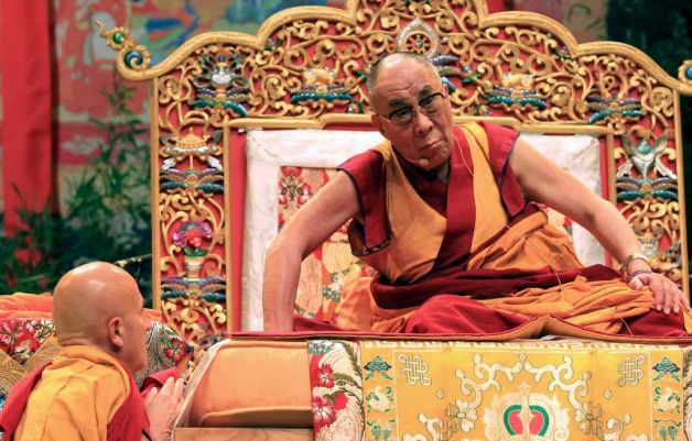 Matthieu Ricard parla a Sua Santità il Dalai Lama, che ha asserito: "La mente che medita lo fa per trasformarsi in quell'entità d'amore e compassione, perciò quando la sua coscienza si trasforma, genera appunto amore e compassione".