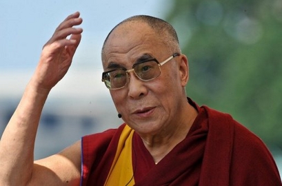 Sua Santità il Dalai Lama: "Per tranquillizzare la mente realizziamo ora i nove cicli di respirazione.