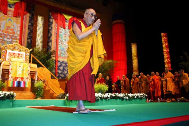 Sua Santità il Dalai Lama a Tolosa: "Non limitatevi alle citazioni, non basatevi semplicemente sulle citazioni, nemmeno se l'ha detto il Buddha. Tutto va confrontato con l'esperienza: così s'approfondisce la visione filosofica". 