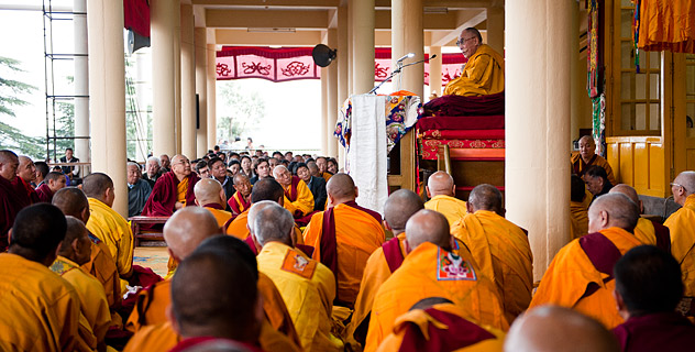 Sua Santità il Dalai Lama: “Il fatto che il Buddha abbia raggiunto l'illuminazione è perché noi tutti possediamo la natura del Buddha”.