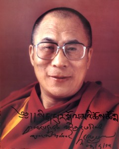 Sua Santità il Dalai Lama: L’addestramento della mente è il fondamento del sentiero buddista e le ricerche di neuroplasticità sostengono l’utilità della meditazione nel sostituire emozioni negative come l’odio, con emozioni positive come la compassione.