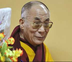 Sua Santità il Dalai Lama: Se vuoi cambiare il mondo, prova prima a migliorare e a trasformare te stesso. Questo aiuterà la tua famiglia a cambiare e da qui la cosa semplicemente si allargherà sempre di più. Tutto ciò che facciamo ha qualche effetto, qualche impatto.