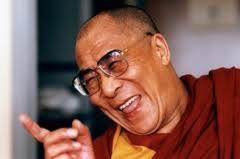 Sua Santità il Dalai Lama: Fino a quando rimarrà lo spazio, fino a quando ci saranno esseri viventi, fino ad allora possa anch’io durare, per liberare il mondo dalla sofferenza.
