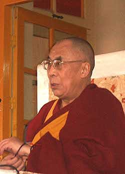 Sua Santità il Dalai Lama: La disciplina è l’ornamento supremo. E, sia indossata da vecchi, da giovani o da gente di mezza età, dà luogo solo alla felicità. 