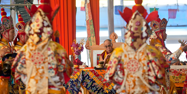Sua Santità il Dalai Lama assiste alle sacre danze di purificazione del sito dell'iniziazione officiate dai monaci del monastero privato di Sua Santità: il Namgyal. 