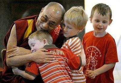 Sua Santità il Dalai Lama: la sincerità e la fede nella pratica religiosa, dall'altro lato la tolleranza religiosa e la cooperazione, costituiscono per l'umanità il primo livello della spiritualità.