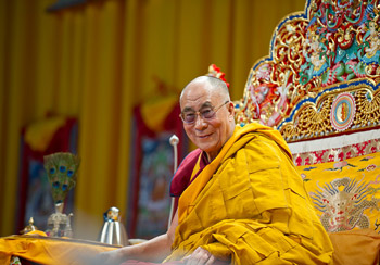 Sua Santità il Dalai Lama: Le religioni teistiche credono in un dio creatore, il nostro vero padre. Il che diminuisce in nostro senso dell\'ego. 