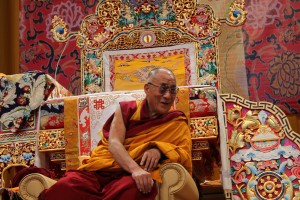 Sua Santità il Dalai Lama: Anche l'impermanenza ha due aspetti: il primo, che i fenomeni non permangono, il secondo che, di per se', non esistono nemmeno per un istante. 