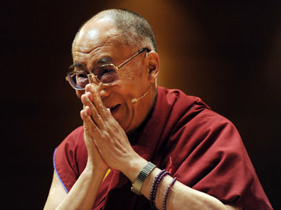 Sua Santità il Dalai Lama: E poi, al di la della religione, la legge della causalità: se fai qualcosa di buono avrai buoni risultati, se fai del male ad altre persone dovrai affrontare cose brutte; quindi, per natura, vogliamo cose buone, non vogliamo ne' cose brutte ne' sofferenza.