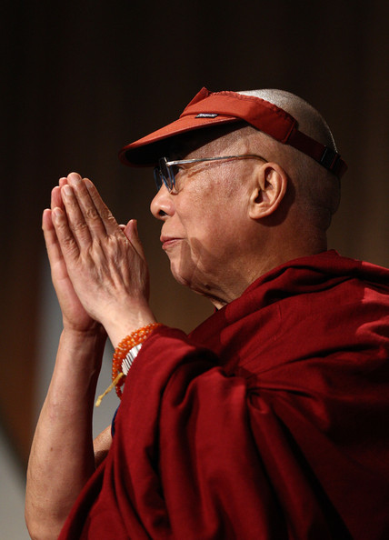 Sua Santità il Dalai Lama: Tutti i fenomeni che sono causa d'altri fenomeni a loro volta sono vuoti d'esistenza intrinseca.