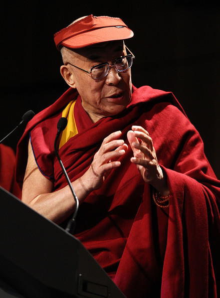 Sua Santità il Dalai Lama: Il passo preliminare per poter liberare se stessi dalle rinascite inferiori è il desiderio di liberarsi da tali sofferenze. 