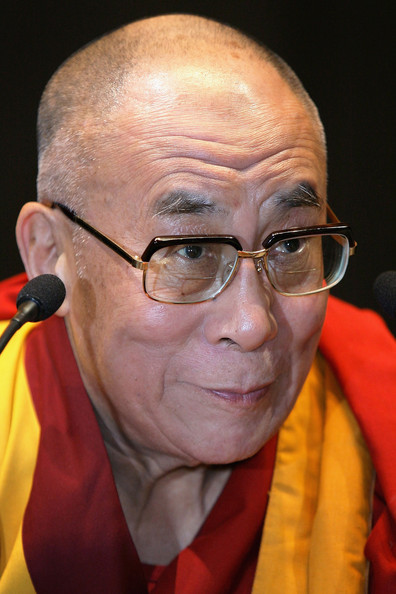 Sua Santità il Dalai Lama: La sofferenza trae origine dalla ignoranza della realtà vera dei fenomeni, dall'incomprensione che i fenomeni sono vuoti d'un sé permanente. Evitiamo di cadere nell'attaccamento per questa vita.