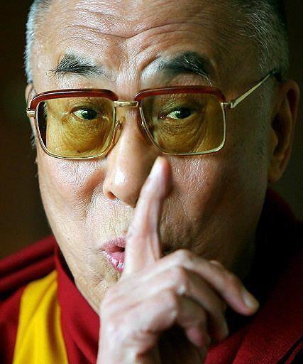 Sua Santità il Dalai Lama, Commentario su Gyalwa Gyatso: La qualità interiore di base, lo spazio significa vacuità, Shunyata, o, talvolta, la Chiara Luce interiore. Così la persona, maschio o femmina, la persona che sperimenta quella fase, è chiamata Khadro o Khadroma, Daka o Dakini.