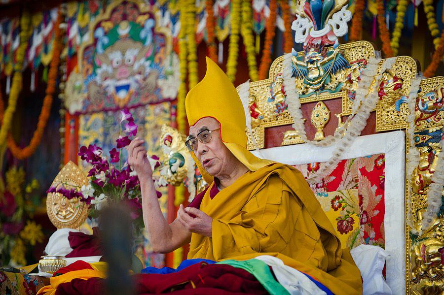 Sua Santità il Dalai Lama: Nel Sutra del Diamante si dice che la Bodhicitta è il desiderio di ottenere l’illuminazione per il beneficio di tutti gli esseri senzienti, che quindi ha la capacità di eliminare i difetti mentali e di aiutare gli altri ad eliminare la sofferenza e le sue cause. 