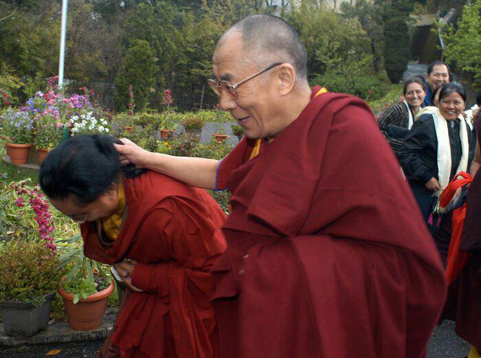 Sua Santità il Dalai Lama: “Se un problema è risolvibile, se una situazione è tale per cui potete fare qualcosa per essa, allora non è necessario che vi preoccupiate”, ha detto loro. “Se non è risolvibile, allora non riceverete alcun aiuto. Non c’è beneficio nel preoccuparsi in ogni caso”.