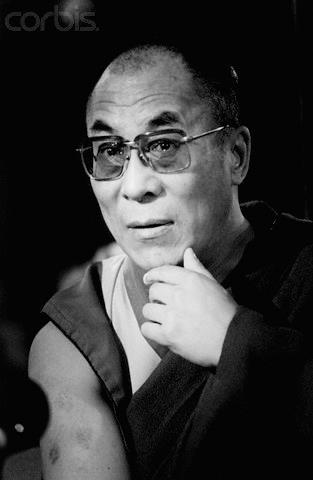 Sua Santità il Dalai Lama: Ogni volta che la mente s'imbatte in un fenomeno, diventa immediatamente un suo riflesso, ma la sua natura resta simile a quella di uno specchio. 