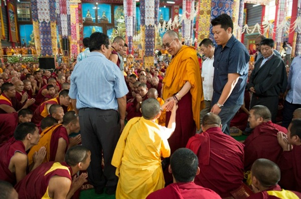 Sua Santità il Dalai Lama: Questa mente dell'egoismo che sperimentiamo piano piano, la possiamo cambiare in una altruistica. Ed ecco che, su questa base, si ottengono piano piano le felicità anche nel samsara .