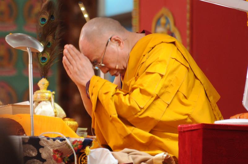 Sua Santità il Dalai Lama: Abbiamo ottenuto la preziosa rinascita umana, sulla cui base abbiamo la possibilità d'intraprendere la pratica buddista. E Budda insegnò le Quattro Nobili Verità, introdusse la verità della sofferenza e come eliminarla, basandosi sulla realtà.