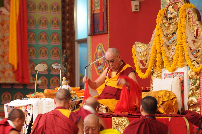 Sua Santità il Dalai Lama: Per eliminare le afflizioni le devi conoscere, devi conoscerne gli svantaggi. Perciò, giungerai a considerarle come tuoi nemici, ed allora sarà possibile applicare gli antidoti, come la realizzazione della vacuità e cosi via, altrimenti non sarà possibile eliminarli. 