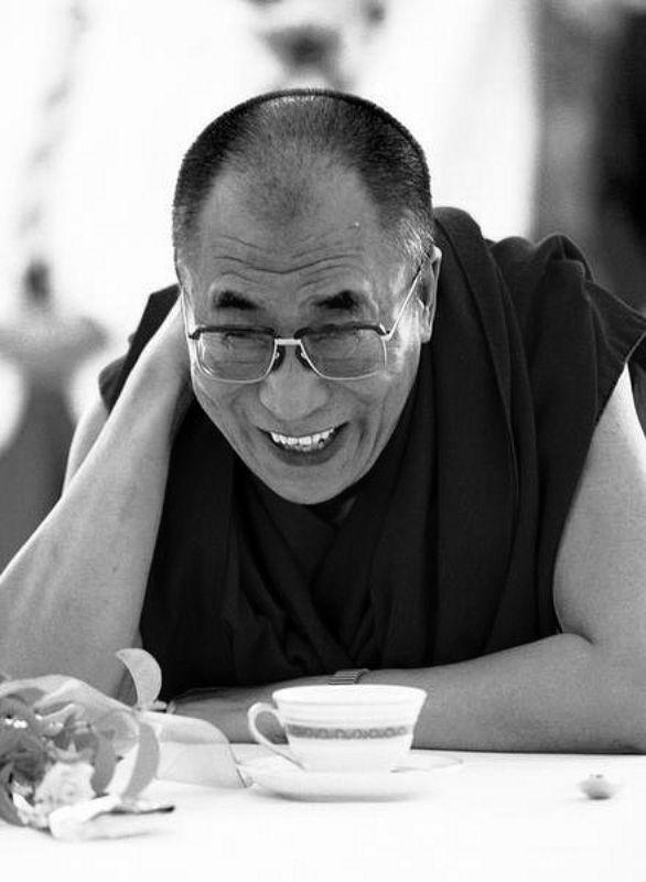 Sua Santità il Dalai Lama: Senza alcun dubbio, limitandoci a cambiare il nostro modo di vedere le cose potremmo ridurre le nostre difficoltà attuali ed evitare di crearne di nuove.