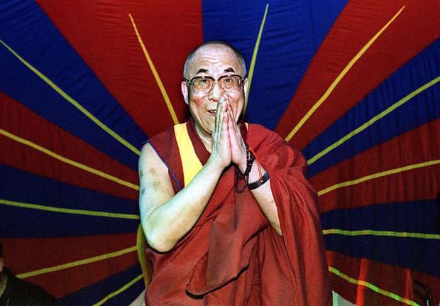 Sua Santità il Dalai Lama: Ritengo essenziale dire ai giovani: riconoscete le qualità umane che sono naturalmente presenti in voi. Edificate su di esse una sicurezza incrollabile e imparate a camminare con le vostre gambe!
